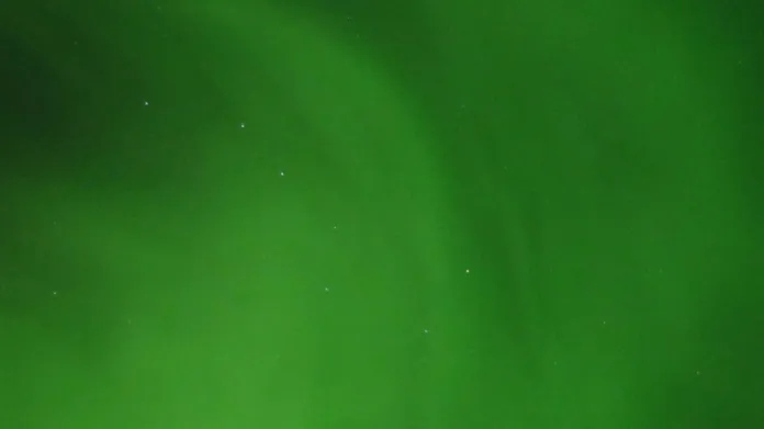Difúzní polární záře obklopující seskupení hvězd známé jako Velký vůz
