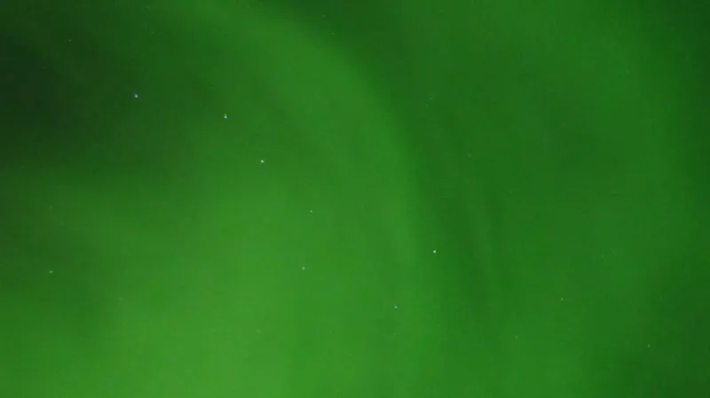 Difúzní polární záře obklopující seskupení hvězd známé jako Velký vůz