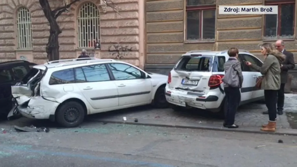 Nabouraná auta po jízdě opilého policisty Kadlece