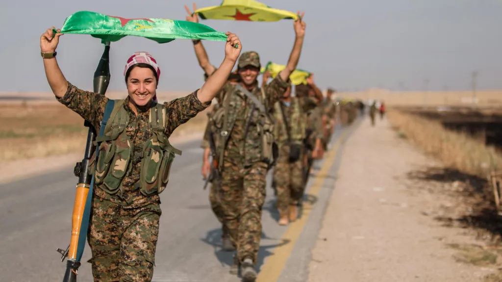 Radost kurdských jednotek po dobytí Tall Abjadu