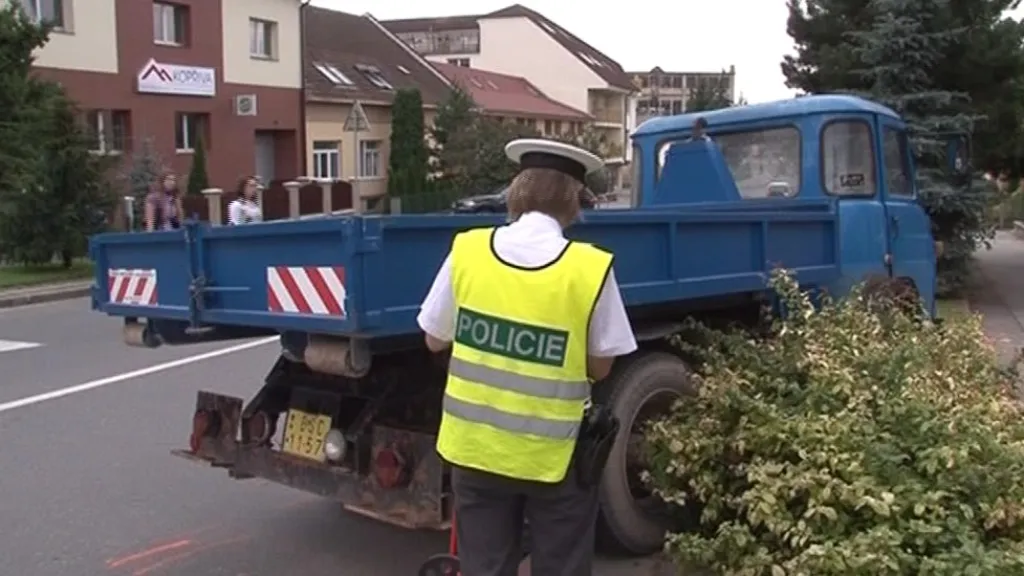 Policistka prohlíží havarovanou avii