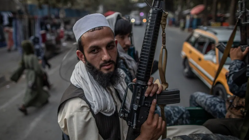 Bojovníci Talibanu na hlídce v Kábulu