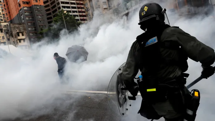 Policie zasáhla proti demonstrantům v Hongkongu slzným plynem