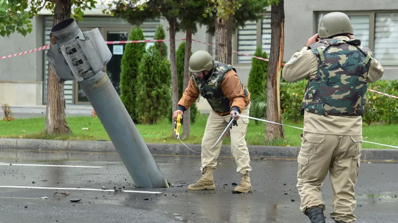 Nevybuchlá raketa BM-30 Smerč v ázerbájdžánském Mingačeviru v říjnu 2020