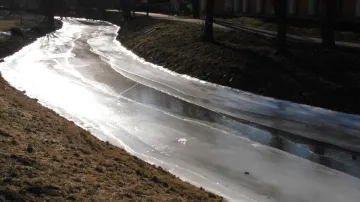 Zamrzlá řeka Svitava v Blansku