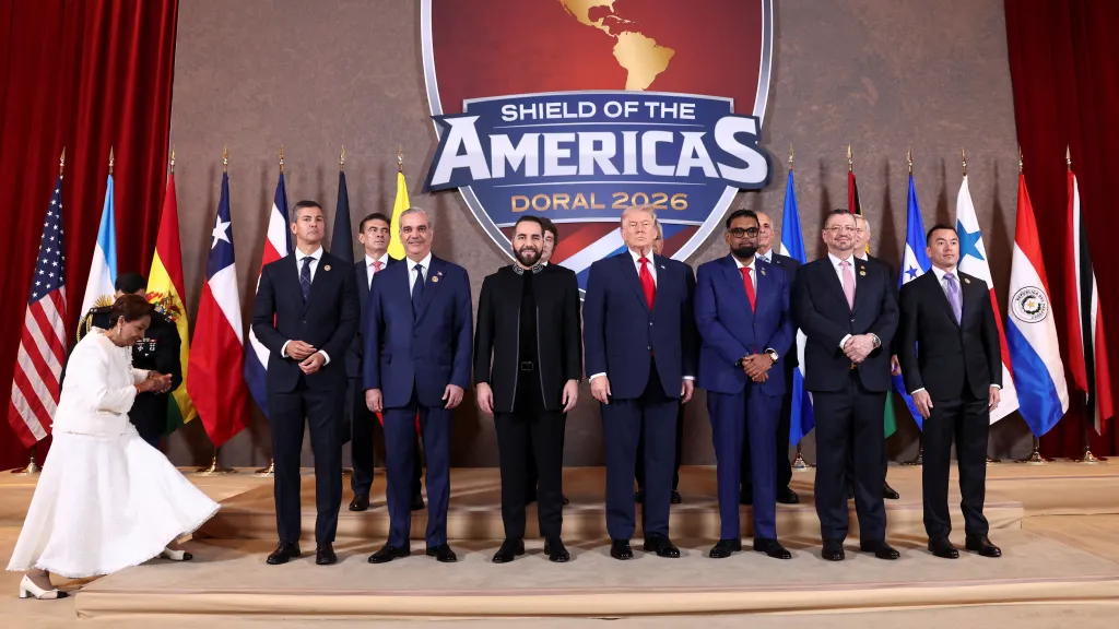 Americký prezident Donald Trump (v první řadě uprostřed) na summitu, který označil jako „Štít Amerik“, březen 2026