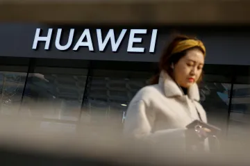 Facebook zakázal předinstalaci na telefonech Huawei, Google se bojí hybridní verze Androidu