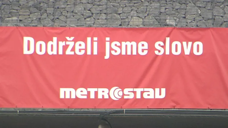 Když Metrostav dokončil tři roky po prvním oznámeném termínu svoji část práce, prohlásil, že dodržel slovo. O vlhnoucích kabelech se tehdy ještě nevědělo.