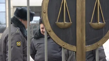 Moskevská policie před budovou městského soudu