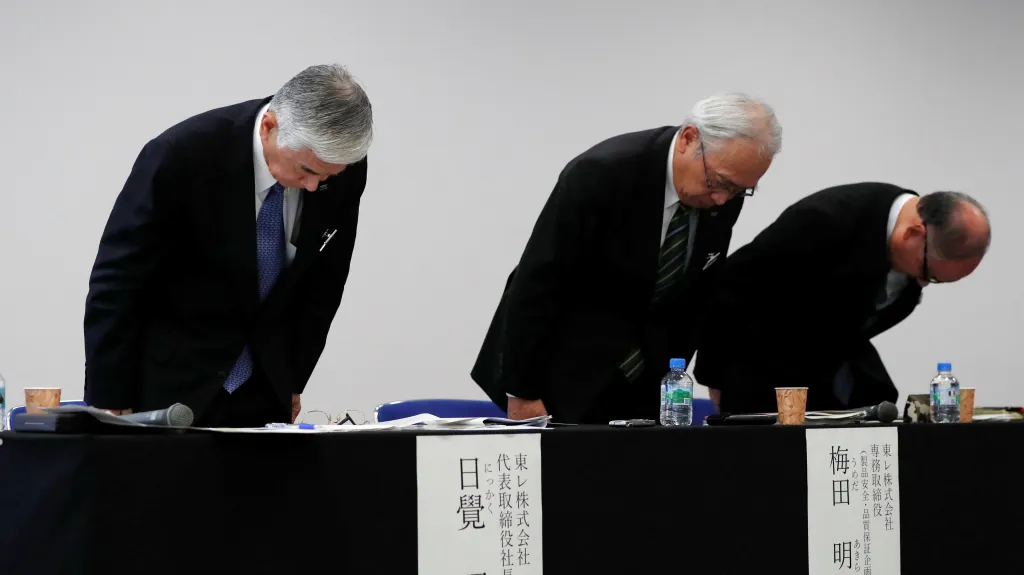 Vedení firmy Toray Industries na úterní tiskové konferenci. Vlevo její šéf Akihiro Nikkaku