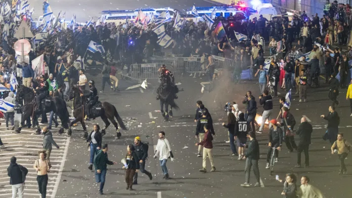 Zásah policie na koních proti protestujícím v Tel Avivu