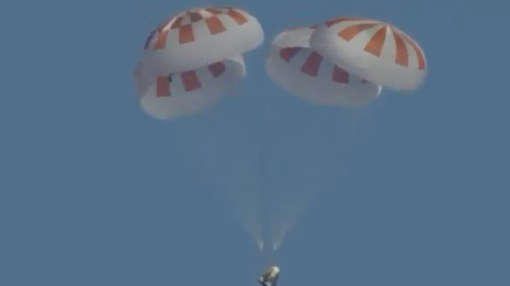 Přistání pilotní kabiny Crew Dragonu