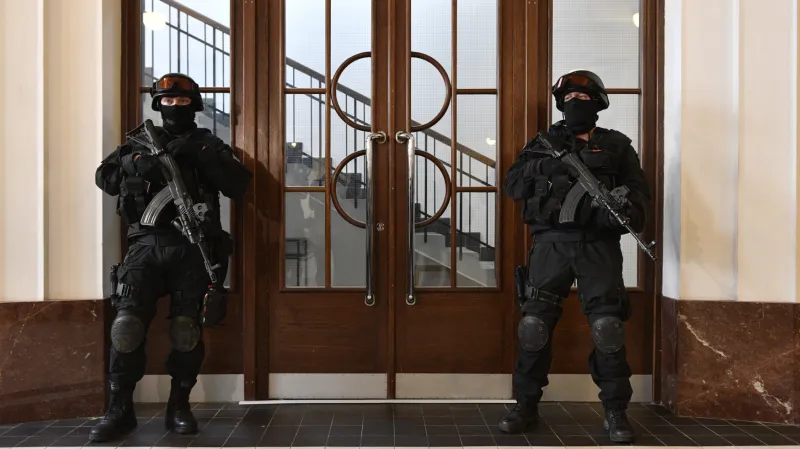 Ozbrojená eskorta na chodbě vrchního soudu, který projednával stížnost Jevgenije Nikulina