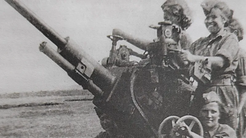 Ženy obsluhující protiletadlové dělo