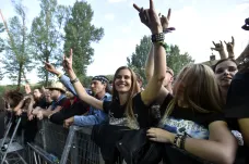 Desítky tisíc fanoušků tvrdé muziky míří do Vizovic na Masters of Rock. Zloději už vykradli sedm stanů a auto