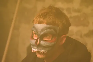 Nevěř, neboj se a nepros, naučil se běloruský anarchista ve vězení. Z jeho deníku čtou na divadle