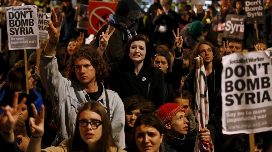 Demonstrace radikální levice proti vojenskému zásahu Západu v Sýrii. 2.12.2015. Kde je hranice mezi mnichovanstvím, kýčem a racionálním odmítáním válek?