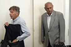 Členové StB šikanou donutili rodinu k emigraci, řekl soud a potrestal je podmínkami