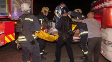 Hasiči evakuují zraněného civilistu po útoku v ukrajinské Sumské oblasti, 25.7.2026