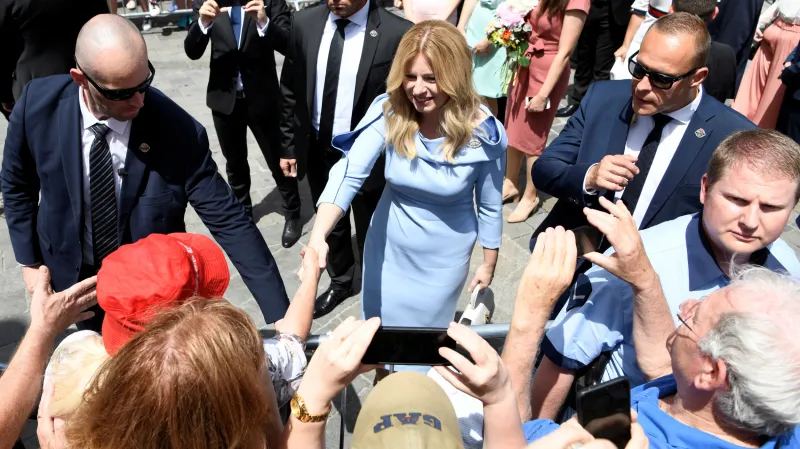 Zuzana Čaputová se zdraví s lidmi cestou do katedrály svatého Martina