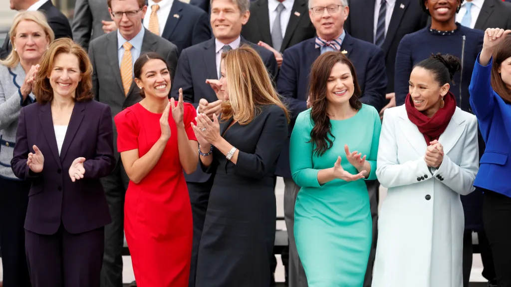 Kim Schrierová (vlevo) s dalšími členkami Sněmovny reprezentantů