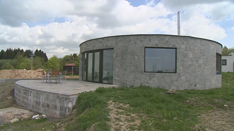 Kruhové domy v Kořenci připomínají golfovou jamku