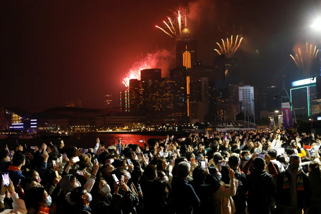 Panorama města s ohňostrojem pozorovali lidé v Hongkongu