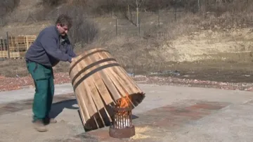 Ohýbání sudu nad otevřeným ohněm