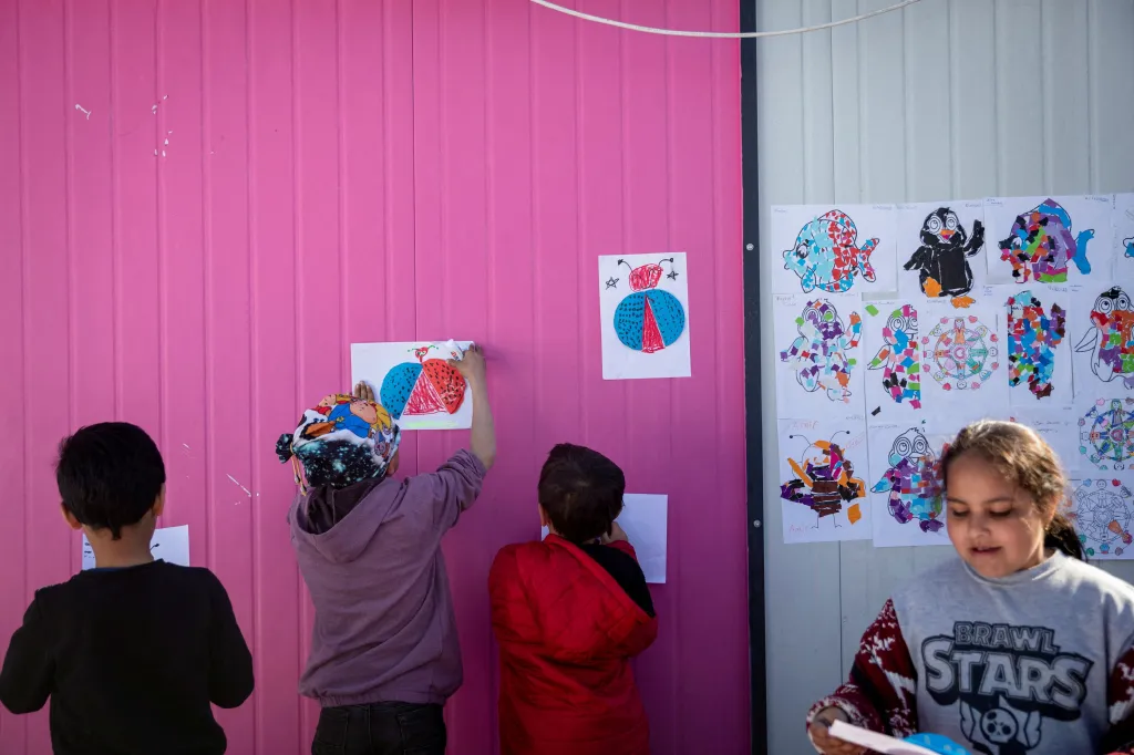 V táboře pro přeživší v tureckém Iskenderunu si děti vystavují své obrázky
