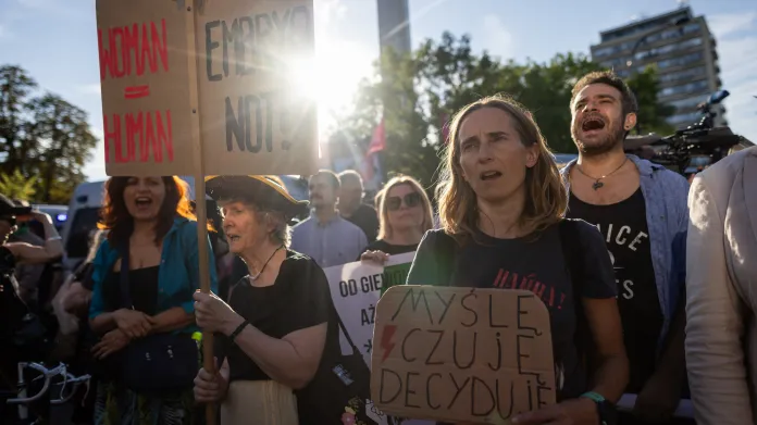 Demonstrantka drží transparent s nápisem „Žena rovná se člověk, embryo ne“ během demonstrace žen a aktivistů za volbu před polským parlamentem ve Varšavě 23. července 2024. Ženy vyšly do ulic polských měst, aby protestovaly proti rozhodnutí parlamentu zamítnout návrh zákona o dekriminalizaci pomoci při potratech v této tradičně katolické zemi.