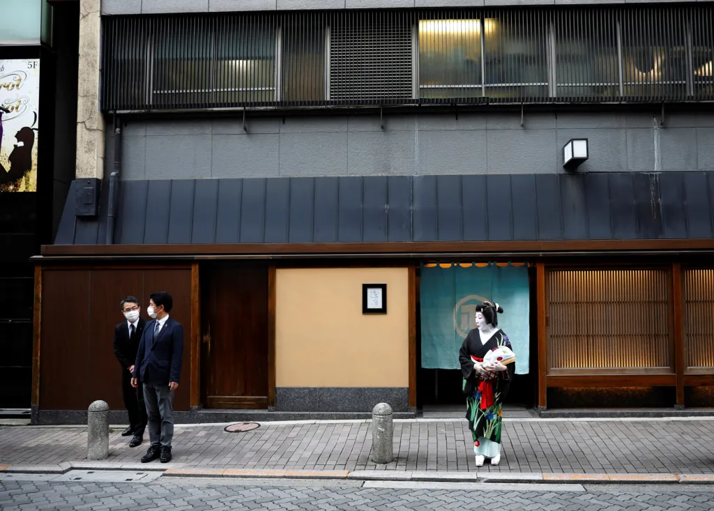 Potkat opravdovou gejšu v ulicích města je téměř nemožné. Procházky v kimonu jsou spíše výjimečné a jsou spojené s tradičními svátky