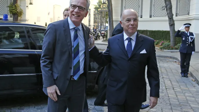 Ministři vnitra Thomas de Maiziére a Bernard Cazeneuve při setkání v Paříži