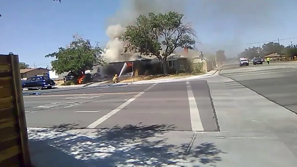 V kalifornském Ridgecerstu začalo po zemětřesení hořet