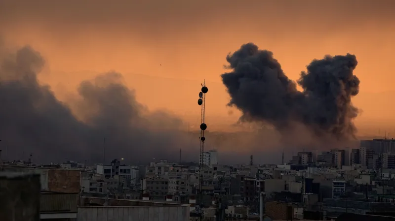 Dým nad Teheránem po izraelských útocích