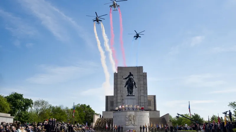V rámci ceremoniálu nad Vítkovem proletěly vojenské vrtulníky Mi-24
