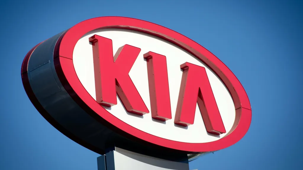 Poutač dealera automobilů značky Kia v San Diegu