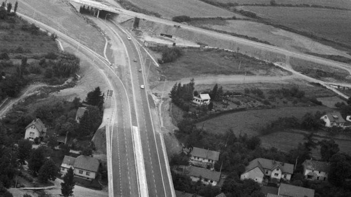 V roce 1971 končila dálnice D1 v Mirošovicích. Kontury budoucí křižovatky jsou ale na dobovém snímku již dobře patrné. Ze snímku přivaděče je také patrné, že stavba kapacitní silnice skrz rezidenční zástavbu nepředstavovala žádný problém