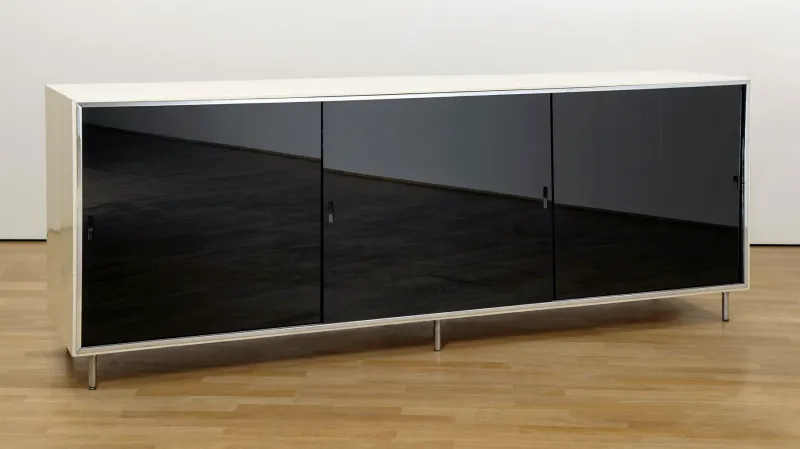 Příborník z bíle lakovaného dřeva (Lilly Reichová, 1930)