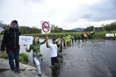 Obavy o vodu a čistý vzduch. Lidé demonstrovali proti rozšíření uhelného dolu u hranic 