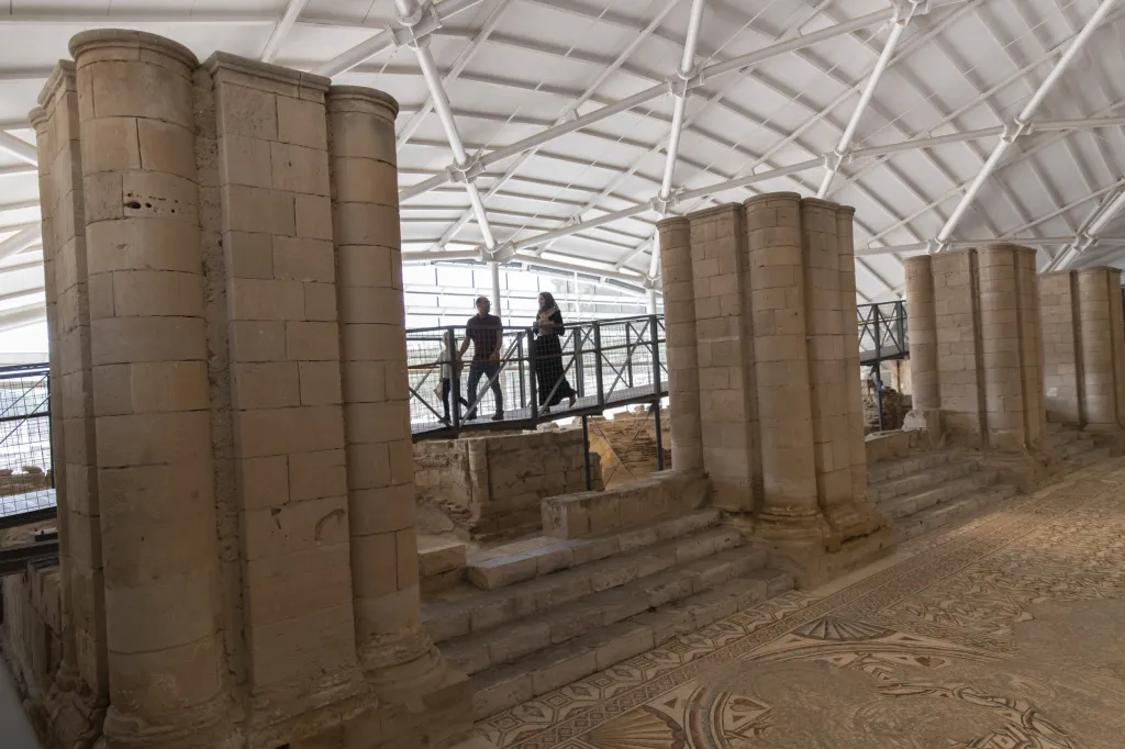 Nynější odborníci se ale kloní k názoru, že stavitelem byl až Hišámův nástupce Valíd II. Palác byl sice jeho rezidencí, ale byl poprvé poškozen už při zemětřesení v roce 749