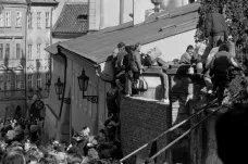 Před 30 lety se otevřela v Praze východním Němcům cesta ke svobodě
