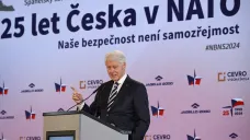 Bývalý americký prezident Bill Clinton hovoří na konferenci Naše bezpečnost není samozřejmost