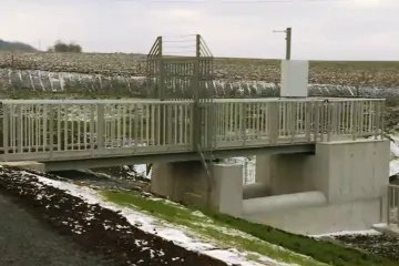 Nová hráz chrání Holasovice před povodní. Za rok se dočkají ještě jedné