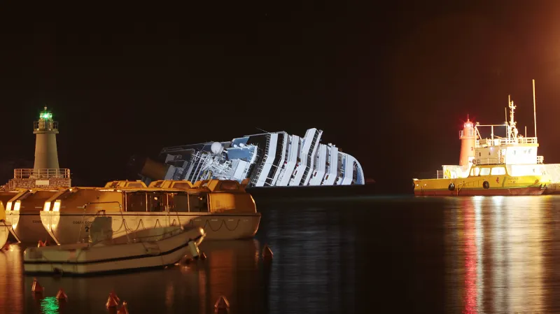 Záchranáři u havarované lodi Costa Concordia