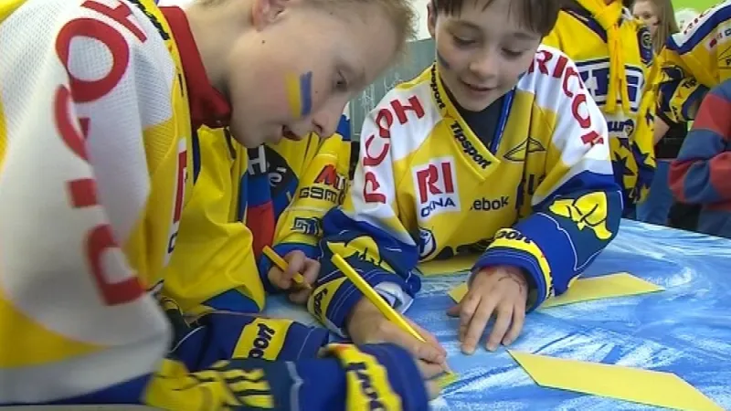 Děti oblečené do zlínských dresů a pomalované zlínskými barvami