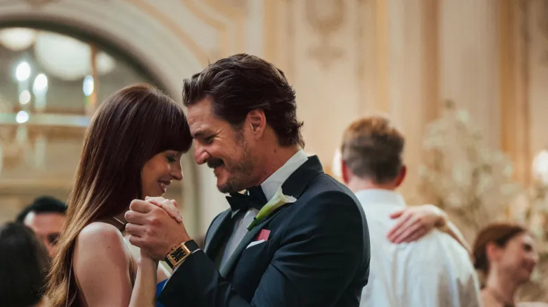 Dakota Johnsonová a Pedro Pascal ve filmu Dokonalá shoda