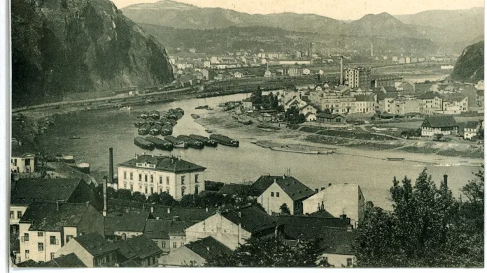 Ústí nad Labem s Mariánskou skálou na pohlednici z roku 1903