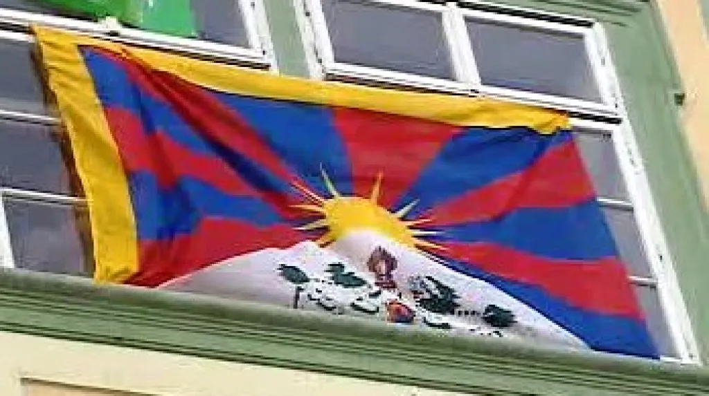 Tibetská vlajka na budově sněmovny