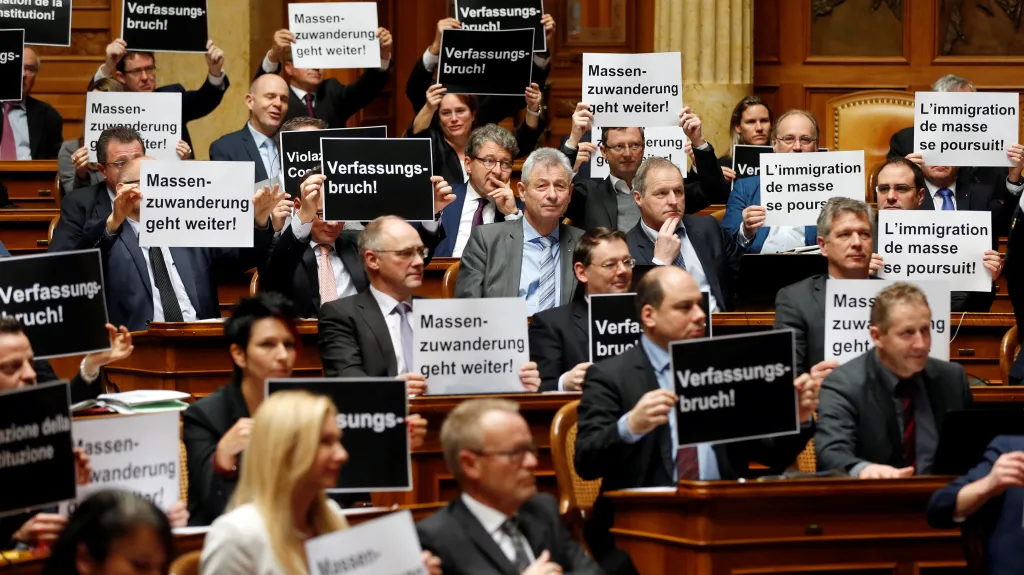 Poslanci Švýcarské lidové strany protestují proti přistěhovalectví
