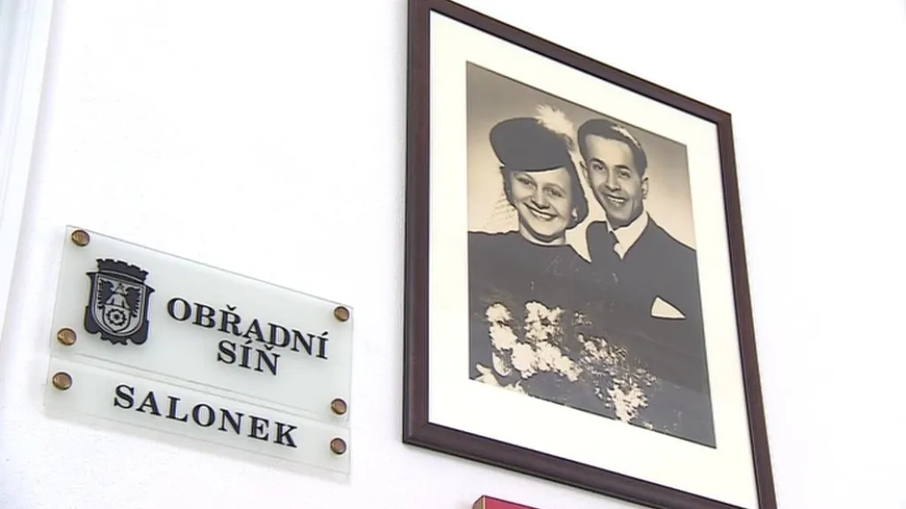Svatební fotografie zdobí vstup do hodonínské obřadní síně